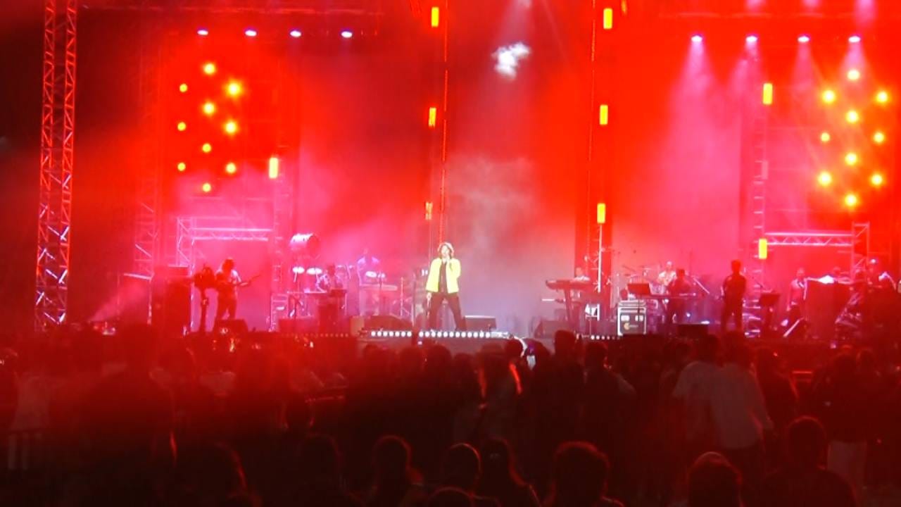 ಇನ್ನು ಇಂದು ಸಂಜೆ ಬಹುಭಾಷಾ ನಟಿ ಶ್ರೀಲೀಲಾ ಸೇರಿದಂತೆ ಸ್ಟಾರ್ ಪರ್ಫಾರ್ಮರ್ ರೆಬಲಿ ಮುಖ್ಯ ಅತಿಥಿಯಾಗಿ ಭಾಗವಹಿಸಿದ್ದು, ಯುವ ಜನರನ್ನ ಮತ್ತಷ್ಟು ರಂಜಿಸಿದರು. ಇನ್ನು ಇದೇ ವೇಳೆ ಆರ್​​ಸಿಬಿ, ಆರ್​​ಸಿಬಿ ಅಂತ ಯುವ ಜನತೆ ಕುಣಿದು ಕುಪ್ಪಳಿಸಿದ್ದಾರೆ.  
