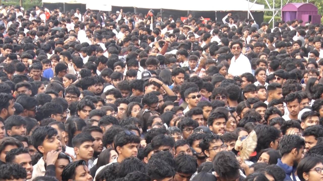 ಯಾವುದೇ ಅಹಿತಕರ ಘಟನೆಗಳು ನಡೆಯದಂತೆ ರಾಜಾನುಕುಂಟೆ ಪೊಲೀಸರಿಂದ ವಿವಿಯ ಹೊರ ಹಾಗೂ ಒಳ ಭಾಗದಲ್ಲಿ ಬಿಗಿ ಪೊಲೀಸ್ ಬಂದೊಬಸ್ತ್​​ ಕೈಗೊಳ್ಳಲಾಗಿತ್ತು. ವಿದ್ಯಾರ್ಥಿಗಳ ಹೊರತು ಪಡಿಸಿ ಉಳಿದವರಿಗೆ ನಿರ್ಬಂಧಿಸಲಾಗಿತ್ತು.
