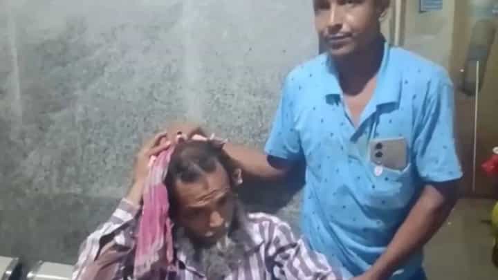 Bomb Attack: ಮತದಾನದ ವೇಳೆ ಮುರ್ಷಿದಾಬಾದ್ನಲ್ಲಿ ಬಾಂಬ್ ದಾಳಿ, ಹಲವರಿಗೆ ಗಾಯ Bomb Attack: ಮತದಾನದ ವೇಳೆ ಮುರ್ಷಿದಾಬಾದ್ನಲ್ಲಿ ಬಾಂಬ್ ದಾಳಿ, ಹಲವರಿಗೆ ಗಾಯ