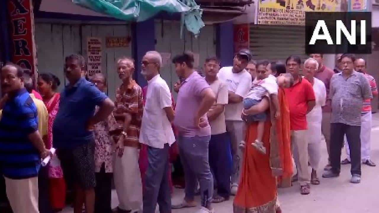 West Bengal Election 2026: 142 ಕ್ಷೇತ್ರಗಳು, 1448 ಅಭ್ಯರ್ಥಿಗಳು, 3.21 ಕೋಟಿ ಮತದಾರರು, ಪಶ್ಚಿಮ ಬಂಗಾಳದಲ್ಲಿ ಇಂದು ಎರಡನೇ ಹಂತದ ಮತದಾನ West Bengal Election 2026: 142 ಕ್ಷೇತ್ರಗಳು, 1448 ಅಭ್ಯರ್ಥಿಗಳು, 3.21 ಕೋಟಿ ಮತದಾರರು, ಪಶ್ಚಿಮ ಬಂಗಾಳದಲ್ಲಿ ಇಂದು ಎರಡನೇ ಹಂತದ ಮತದಾನ