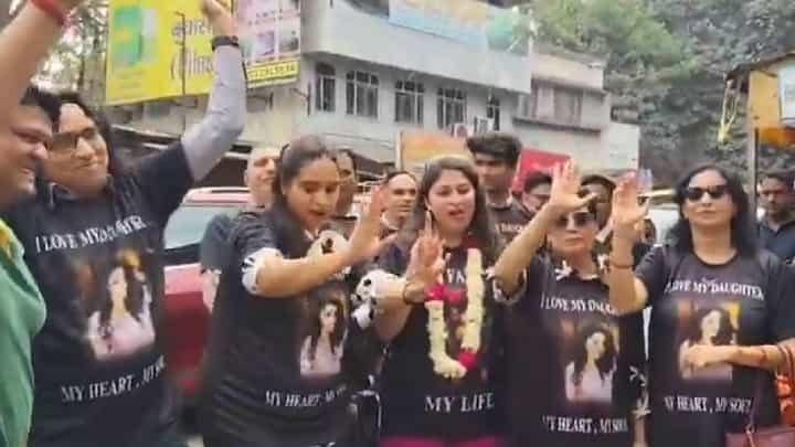 ಮಗಳನ್ನು ಖುಷಿಯಾಗಿಡೋದು ನನ್ನ ಕರ್ತವ್ಯ, ವಿಚ್ಛೇದನ ಪಡೆದ ಮಗಳನ್ನು ವಾದ್ಯಗಳೊಂದಿಗೆ ಸ್ವಾಗತಿಸಿದ ನಿವೃತ್ತ ನ್ಯಾಯಾಧೀಶ ಮಗಳನ್ನು ಖುಷಿಯಾಗಿಡೋದು ನನ್ನ ಕರ್ತವ್ಯ, ವಿಚ್ಛೇದನ ಪಡೆದ ಮಗಳನ್ನು ವಾದ್ಯಗಳೊಂದಿಗೆ ಸ್ವಾಗತಿಸಿದ ನಿವೃತ್ತ ನ್ಯಾಯಾಧೀಶ