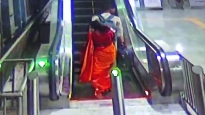 ಮಗುವಿನ ಸಮೇತ ಎಸ್ಕಲೇಟರ್​ನಿಂದ ಬೀಳೋಕಾದ ಮಹಿಳೆ