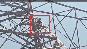 ಸುಡುವ ಬಿಸಿಲಲ್ಲಿ ಹೈ ಟೆನ್ಷನ್ ಕಂಬ ಏರಿ ಕುಳಿತ ರೈತ!