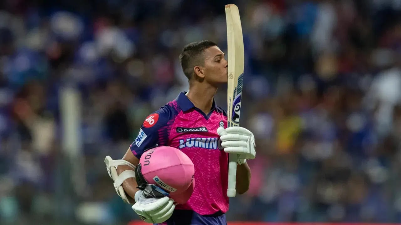 ಇದೀಗ ಮುಂಬೈ ಇಂಡಿಯನ್ಸ್ ವಿರುದ್ಧದ ಪಂದ್ಯದಲ್ಲಿ ದೀಪಕ್ ಚಹರ್ ಎಸೆದ ಮೊದಲ ಓವರ್​ನಲ್ಲಿ 4, 6, 4, 0, 4, 4 ರನ್ ಬಾರಿಸಿದ್ದಾರೆ. ಈ ಮೂಲಕ 22 ರನ್ ಕಲೆಹಾಕಿ, ಪ್ರಥಮ ಓವರ್​ನಲ್ಲಿ ಮೂರು ಬಾರಿ 20+ ರನ್​ ಬಾರಿಸಿದ ಐಪಿಎಲ್​ನ ಏಕೈಕ ಬ್ಯಾಟರ್ ಎಂಬ ದಾಖಲೆಯನ್ನು ಯಶಸ್ವಿ ಜೈಸ್ವಾಲ್ ತಮ್ಮದಾಗಿಸಿಕೊಂಡಿದ್ದಾರೆ.