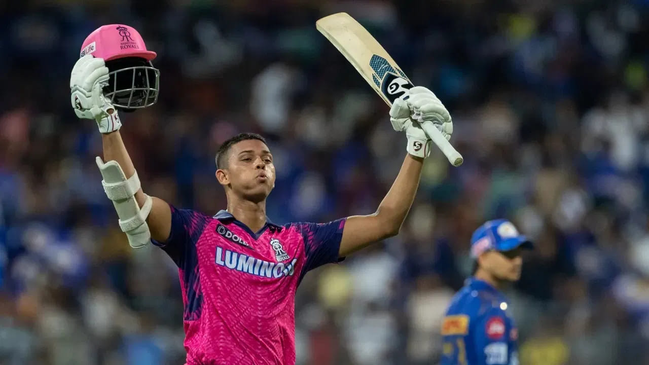 ಅಂದರೆ ಐಪಿಎಲ್ ಇತಿಹಾಸದಲ್ಲಿ ಇನಿಂಗ್ಸ್​ನ ಮೊದಲ ಓವರ್​ನಲ್ಲಿ ಮೂರು ಬಾರಿ 20+ ಸ್ಕೋರ್​ಗಳಿಸಿದ ಏಕೈಕ ಬ್ಯಾಟರ್ ಎಂಬ ದಾಖಲೆ ಯಶಸ್ವಿ ಜೈಸ್ವಾಲ್ ಪಾಲಾಗಿದೆ. ಮುಂಬೈ ಇಂಡಿಯನ್ಸ್ ವಿರುದ್ಧದ ಪಂದ್ಯದಲ್ಲಿ ದೀಪಕ್ ಚಹರ್ ಎಸೆದ ಮೊದಲ ಓವರ್​ನಲ್ಲೇ 22 ರನ್ ಬಾರಿಸುವ ಮೂಲಕ ಈ ವಿಶೇಷ ದಾಖಲೆ ನಿರ್ಮಿಸಿದ್ದಾರೆ.