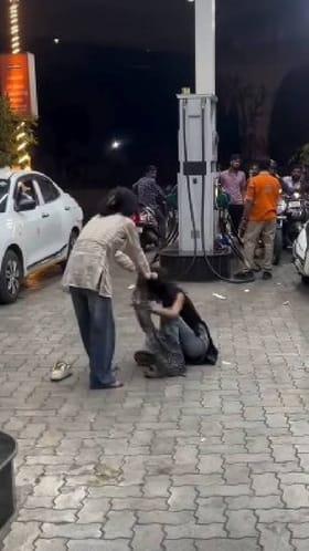 ಸಾರ್ವಜನಿಕ ಸ್ಥಳದಲ್ಲಿ ಜುಟ್ಟು ಹಿಡಿದು ಯುವತಿಯರ ಕಿತ್ತಾಟ