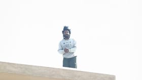 ನ್ಯಾಯ ಬೇಕು ಎಂದು 9 ಮಹಡಿಗಳ ಬಿಲ್ಡಿಂಗ್ ಏರಿ ಯುವಕನ ಹೈಡ್ರಾಮಾ