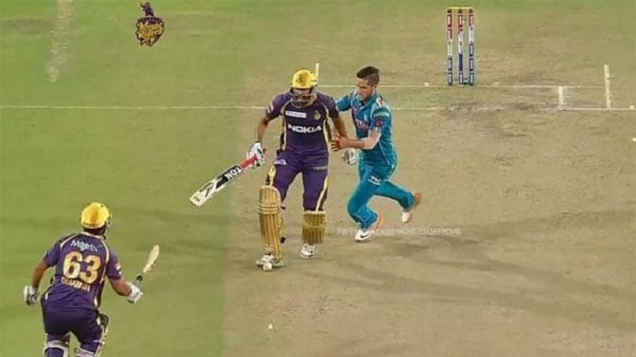 ಯೂಸುಫ್ ಪಠಾಣ್ (2013): ಐಪಿಎಲ್ ಇತಿಹಾಸದಲ್ಲಿ ಈ ರೀತಿ ಔಟ್ ಆದ ಮೊದಲ ಆಟಗಾರ ಕೋಲ್ಕತ್ತಾ ನೈಟ್ ರೈಡರ್ಸ್‌ನ ಯೂಸುಫ್ ಪಠಾಣ್. ಪುಣೆ ವಾರಿಯರ್ಸ್ ವಿರುದ್ಧದ ಪಂದ್ಯದಲ್ಲಿ ರನ್ ಓಡುವಾಗ ಬೌಲರ್ ವೇಯ್ನ್ ಪಾರ್ನೆಲ್ ಚೆಂಡನ್ನು ಎತ್ತಿಕೊಳ್ಳಲು ಪ್ರಯತ್ನಿಸುತ್ತಿದ್ದರು. ಈ ವೇಳೆ ಪಠಾಣ್ ಕಾಲಿನಿಂದ ಚೆಂಡನ್ನು ಒದ್ದಿದ್ದರು. ಇದನ್ನು ಉದ್ದೇಶಪೂರ್ವಕ ಫೀಲ್ಡಿಂಗ್ ಅಡ್ಡಿ ಎಂದು ಪರಿಗಣಿಸಿ ಔಟ್ ನೀಡಲಾಗಿತ್ತು.