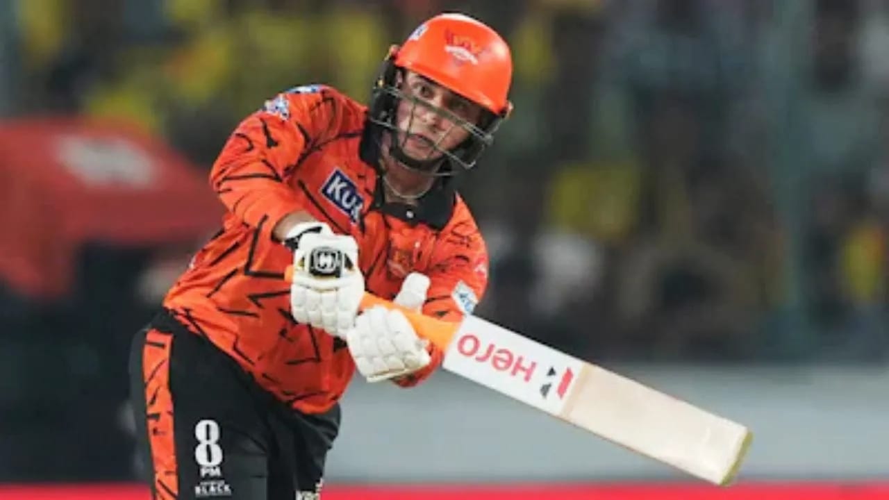 ಇದಕ್ಕೂ ಮುನ್ನ ಐಪಿಎಲ್ ಸೀಸನ್ನಲ್ಲಿ ಅತೀ ಹೆಚ್ಚು ಸಿಕ್ಸ್ ಸಿಡಿಸಿದ ಭಾರತೀಯ ಬ್ಯಾಟರ್ ಎಂಬ ದಾಖಲೆ ಸನ್ರೈಸರ್ಸ್ ಹೈದರಾಬಾದ್ ತಂಡದ ಅಭಿಷೇಕ್ ಶರ್ಮಾ ಹೆಸರಿನಲ್ಲಿತ್ತು. ಐಪಿಎಲ್ 2024 ರಲ್ಲಿ 42 ಸಿಕ್ಸ್ ಸಿಡಿಸುವ ಮೂಲಕ ಅಭಿಷೇಕ್ ಈ ದಾಖಲೆ ಬರೆದಿದ್ದರು. (PC: IPL)