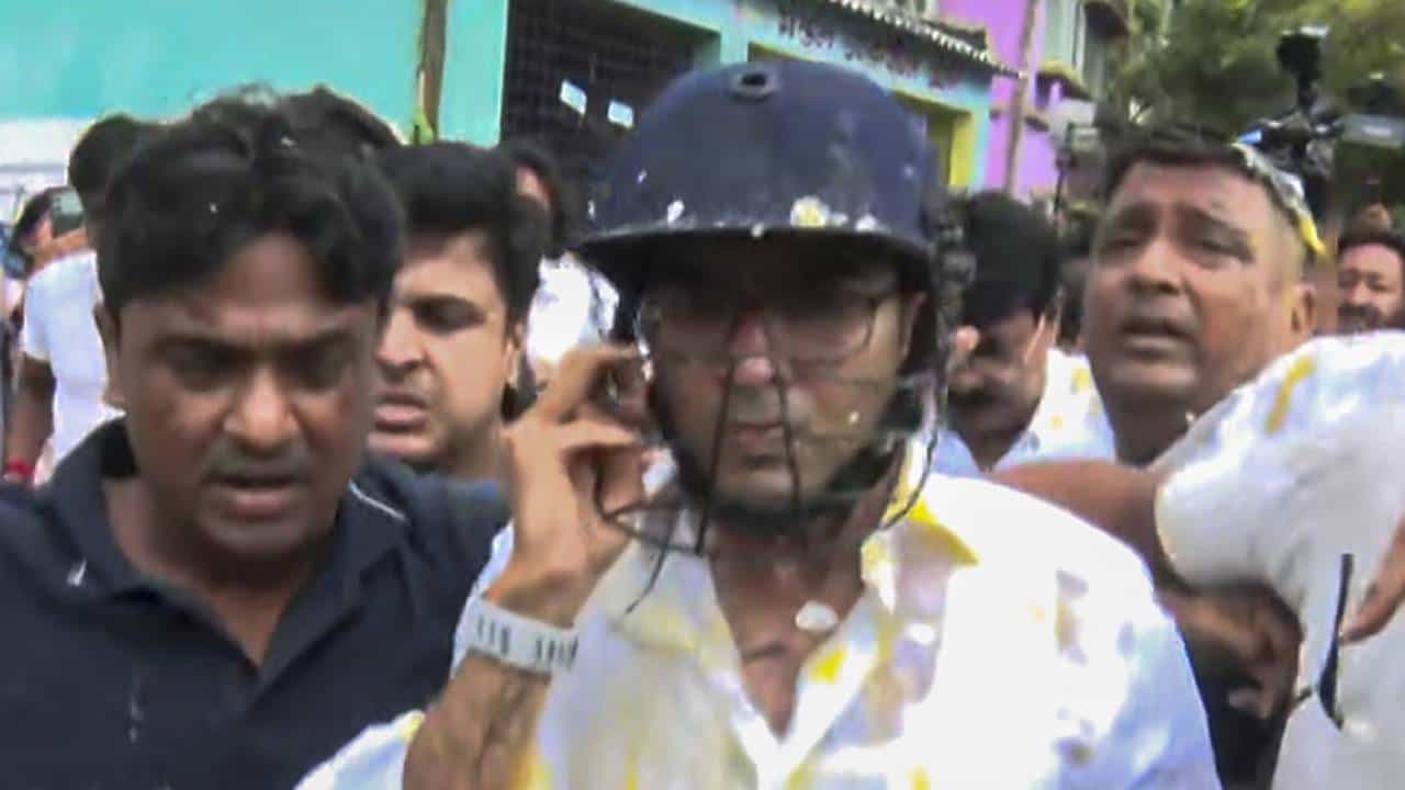ಅಭಿಷೇಕ್ ಬ್ಯಾನರ್ಜಿ ಹಲ್ಲೆ ಪ್ರಕರಣದಲ್ಲಿ ಟ್ವಿಸ್ಟ್; ಬಂಧಿತ ಆರೋಪಿಗಳಿಗೆ ಮಾಜಿ ಶಾಸಕಿ ಲವ್ಲಿ ಮೈತ್ರಾರೊಂದಿಗೆ ನಿಕಟ ಸಂಪರ್ಕ ಅಭಿಷೇಕ್ ಬ್ಯಾನರ್ಜಿ ಹಲ್ಲೆ ಪ್ರಕರಣದಲ್ಲಿ ಟ್ವಿಸ್ಟ್; ಬಂಧಿತ ಆರೋಪಿಗಳಿಗೆ ಮಾಜಿ ಶಾಸಕಿ ಲವ್ಲಿ ಮೈತ್ರಾರೊಂದಿಗೆ ನಿಕಟ ಸಂಪರ್ಕ