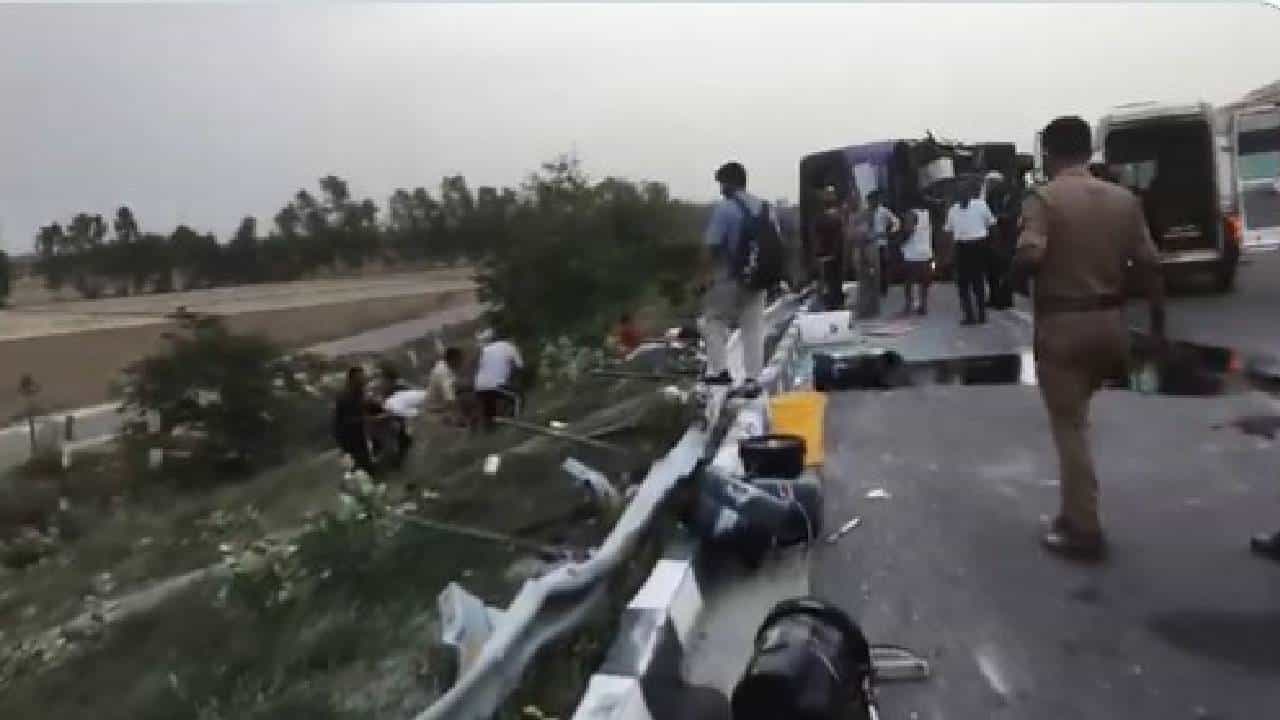 ಆಗ್ರಾ-ಲಕ್ನೋ ಎಕ್ಸ್​ಪ್ರೆಸ್​ವೇಯಲ್ಲಿ ಬಸ್ ಪಲ್ಟಿ, ಆರು ಮಂದಿ ಸಾವು, ಹತ್ತಕ್ಕೂ ಹೆಚ್ಚು ಜನರಿಗೆ ಗಾಯ
