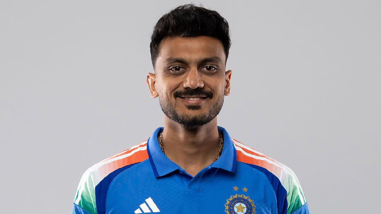 ಅಕ್ಷರ್ ಪಟೇಲ್: ಭಾರತ ಏಕದಿನ ಹಾಗೂ ಟೆಸ್ಟ್ ತಂಡಗಳಲ್ಲಿ ಖಾಯಂ ಸದಸ್ಯನಾಗಿ ಕಾಣಿಸಿಕೊಂಡಿದ್ದ ಅಕ್ಷರ್ ಪಟೇಲ್ ಅವರನ್ನು ಈ ಬಾರಿ ಆಯ್ಕೆ ಮಾಡಲಾಗಿಲ್ಲ. ಕಳಪೆ ಫಾರ್ಮ್​ನಲ್ಲಿರುವ ಅಕ್ಷರ್ ಪಟೇಲ್ ಬದಲಿಗೆ ಈ ಸಲ ವಾಷಿಂಗ್ಟನ್ ಸುಂದರ್​ಗೆ ಸ್ಥಾನ ನೀಡಲಾಗಿದೆ. (PC: gettyimages)