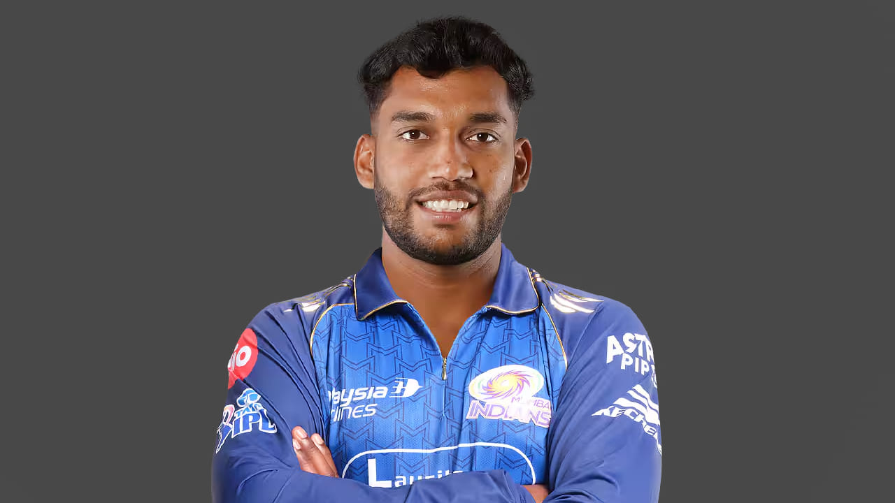 ಅಥರ್ವ ಅಂಕೋಲೇಕರ್:  ಮುಂಬೈ ಇಂಡಿಯನ್ಸ್ ತಂಡದ ಯುವ ಆಟಗಾರ ಅಥರ್ವ ಅಂಕೋಲೇಕರ್ ಕೂಡ ಗಾಯದ ಕಾರಣ ಐಪಿಎಲ್​ನಿಂದ ಹೊರಬಿದ್ದಿದ್ದಾರೆ. ಈ ಹಿನ್ನಲೆಯಲ್ಲಿ ಅವರು ಕೂಡ ಆರ್​ಸಿಬಿ ವಿರುದ್ಧದ ಮ್ಯಾಚ್​ನಲ್ಲಿ ಕಾಣಿಸಿಕೊಳ್ಳುವುದಿಲ್ಲ. (PC: IPL)