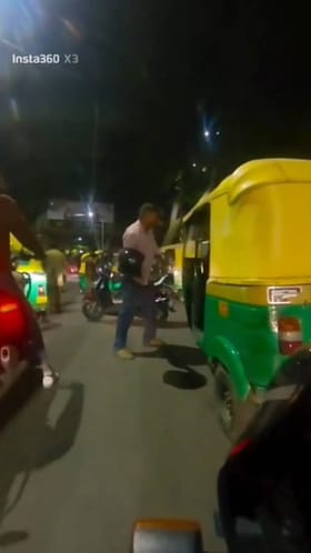 ಹೆಲ್ಮೆಟ್​ನಿಂದ ಆಟೋ ಚಾಲಕನಿಗೆ ಥಳಿಸಿದ ಬೈಕ್ ಸವಾರ