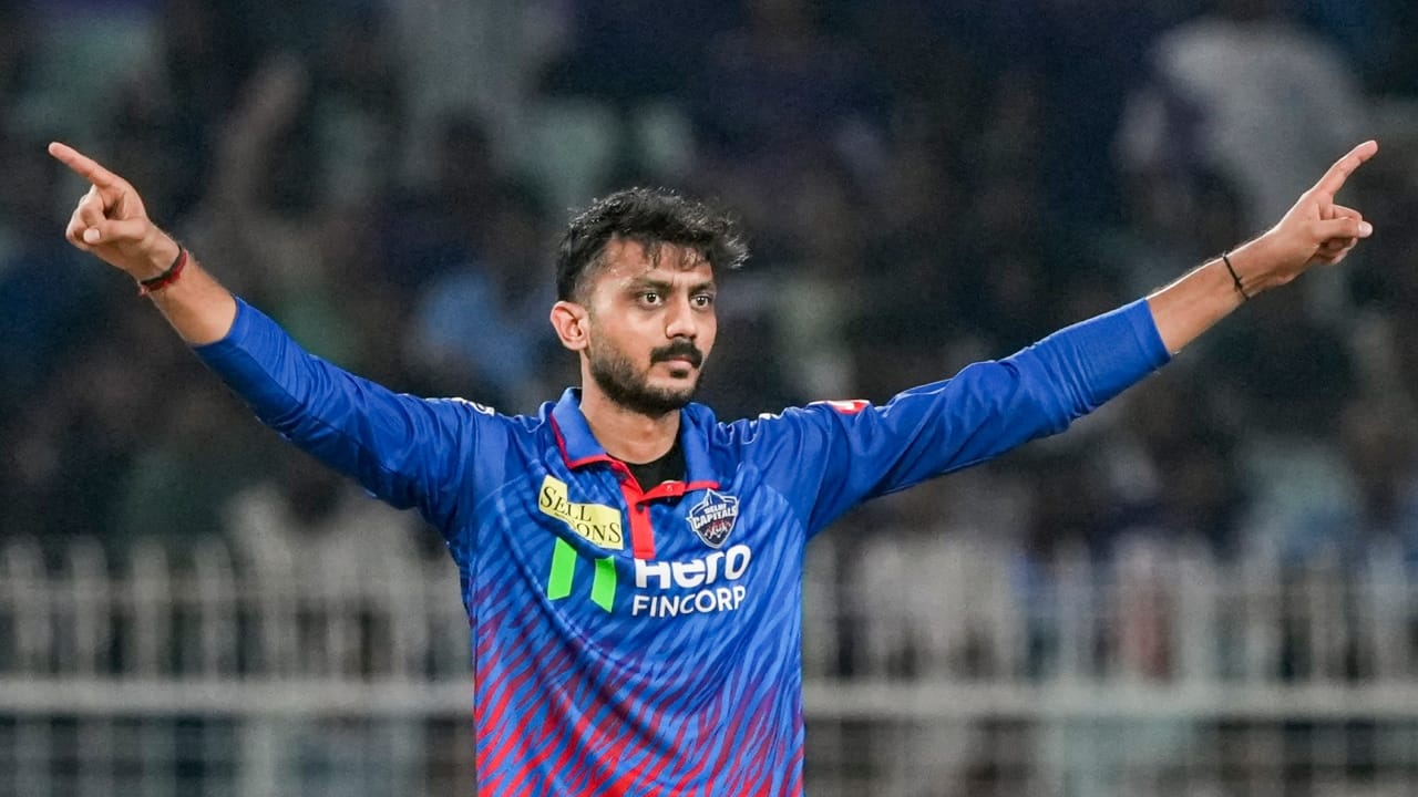 ಡೆಲ್ಲಿ ಕ್ಯಾಪಿಟಲ್ಸ್ ತಂಡದ ನಾಯಕ ಅಕ್ಷರ್ ಪಟೇಲ್ ಕೂಡ ನಾಯಕತ್ವದಿಂದ ಕೆಳಗಿಳಯುವ ಸಾಧ್ಯತೆ ಇದೆ. ಅಕ್ಷರ್ ತಮ್ಮ ನಾಯಕತ್ವದಲ್ಲಿ ತಂಡವನ್ನು ಪ್ಲೇಆಫ್ಗೆ ತಲುಪಿಸುವಲು ವಿಫಲರಾದರು. ಮಾತ್ರವಲ್ಲದೆ ಅಕ್ಷರ್ ಆಟಗಾರನಾಗಿ 19.22 ರ ಸರಾಸರಿಯಲ್ಲಿ ಕೇವಲ 173 ರನ್ ಮತ್ತು 11 ವಿಕೆಟ್ಗಳನ್ನು ಪಡೆಯುವಲ್ಲಿ ಯಶಸ್ವಿಯಾದರು. ಹೀಗಾಗಿ ಅವರ ಸ್ಥಾನಕ್ಕೂ ಕುತ್ತು ಬರುವುದು ಖಚಿತ (PC- PTI).