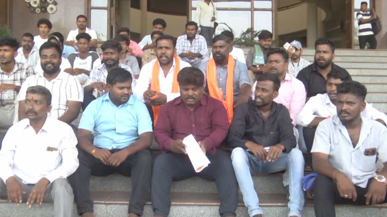ಬಕ್ರೀದ್ ಹಬ್ಬದ ವೇಳೆ ಗೋಹತ್ಯೆ ತಡೆಗೆ ಹಿಂದೂ ಸಂಘಟನೆಗಳಿಂದ ಪ್ರತಿಭಟನೆ: ಕಸಾಯಿಖಾನೆಗಳ ಬಂದ್ಗೆ ಒತ್ತಾಯ ಬಕ್ರೀದ್ ಹಬ್ಬದ ವೇಳೆ ಗೋಹತ್ಯೆ ತಡೆಗೆ ಹಿಂದೂ ಸಂಘಟನೆಗಳಿಂದ ಪ್ರತಿಭಟನೆ: ಕಸಾಯಿಖಾನೆಗಳ ಬಂದ್ಗೆ ಒತ್ತಾಯ