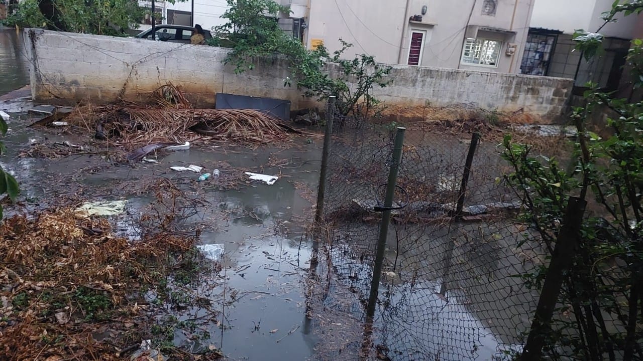 ರಾಜಕಾಲುವೆ ಅಗಲೀಕರಣದ ಕಾಮಗಾರಿಯನ್ನು ಮಳೆಗಾಲದ ಮುನ್ನ ಪೂರ್ಣಗೊಳಿಸದೆ ಅರ್ಧಕ್ಕೆ ನಿಲ್ಲಿಸಿರುವುದು ಹಾಗೂ ಹಳೆಯ ಕಾಲುವೆಯನ್ನು ಒಡೆದಿರುವುದೇ ಈ ಭಾರಿ ಅನಾಹುತಕ್ಕೆ ಕಾರಣ ಎಂದು ಸ್ಥಳೀಯರು ಆರೋಪಿಸಿದ್ದಾರೆ.