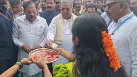 ಆರತಿ ಎತ್ತಿದ ಮಹಿಳೆಯರಿಗೆ ಗರಿಗರಿ ನೋಟ ನೀಡಿದ ಸಿಎಂ ಸಿದ್ದರಾಮಯ್ಯ