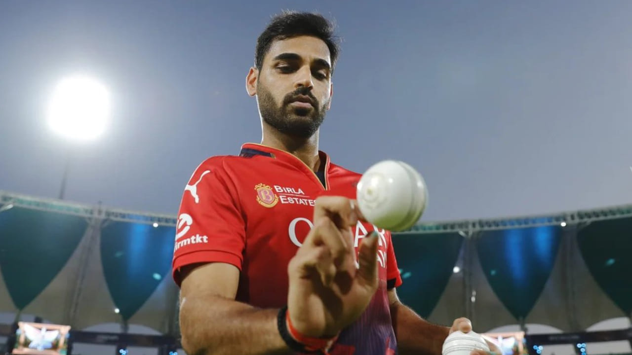 ಭುವನೇಶ್ವರ್ ಕುಮಾರ್ ಇದುವರೆಗೆ ತಮ್ಮ ಐಪಿಎಲ್ ವೃತ್ತಿಜೀವನದಲ್ಲಿ 200 ಕ್ಕೂ ಹೆಚ್ಚು ವಿಕೆಟ್‌ಗಳನ್ನು ಪಡೆದಿದ್ದಾರೆ. ಈ ಮೂಲಕ ಲೀಗ್‌ನಲ್ಲಿ 200+ ವಿಕೆಟ್‌ಗಳನ್ನು ಪಡೆದ ಏಕೈಕ ವೇಗದ ಬೌಲರ್ ಎಂಬ ದಾಖಲೆಯನ್ನು ನಿರ್ಮಿಸಿದ್ದಾರೆ. ಈ ಸಾಧನೆ ಮಾಡಿದ ಮತ್ತೊಬ್ಬ ಸ್ಪಿನ್ನರ್ ಯುಜ್ವೇಂದ್ರ ಚಾಹಲ್ (PC- IPL X).