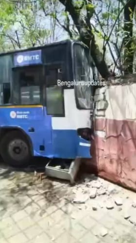 ಬ್ರೇಕ್​ ಫೇಲ್​ ಆಗಿ ಕಾಂಪೌಂಡ್​ಗೆ ಗುದ್ದಿದ BMTC ಬಸ್: ಮಹಿಳೆಯರಿಬ್ಬರಿಗೆ ಗಾಯ​