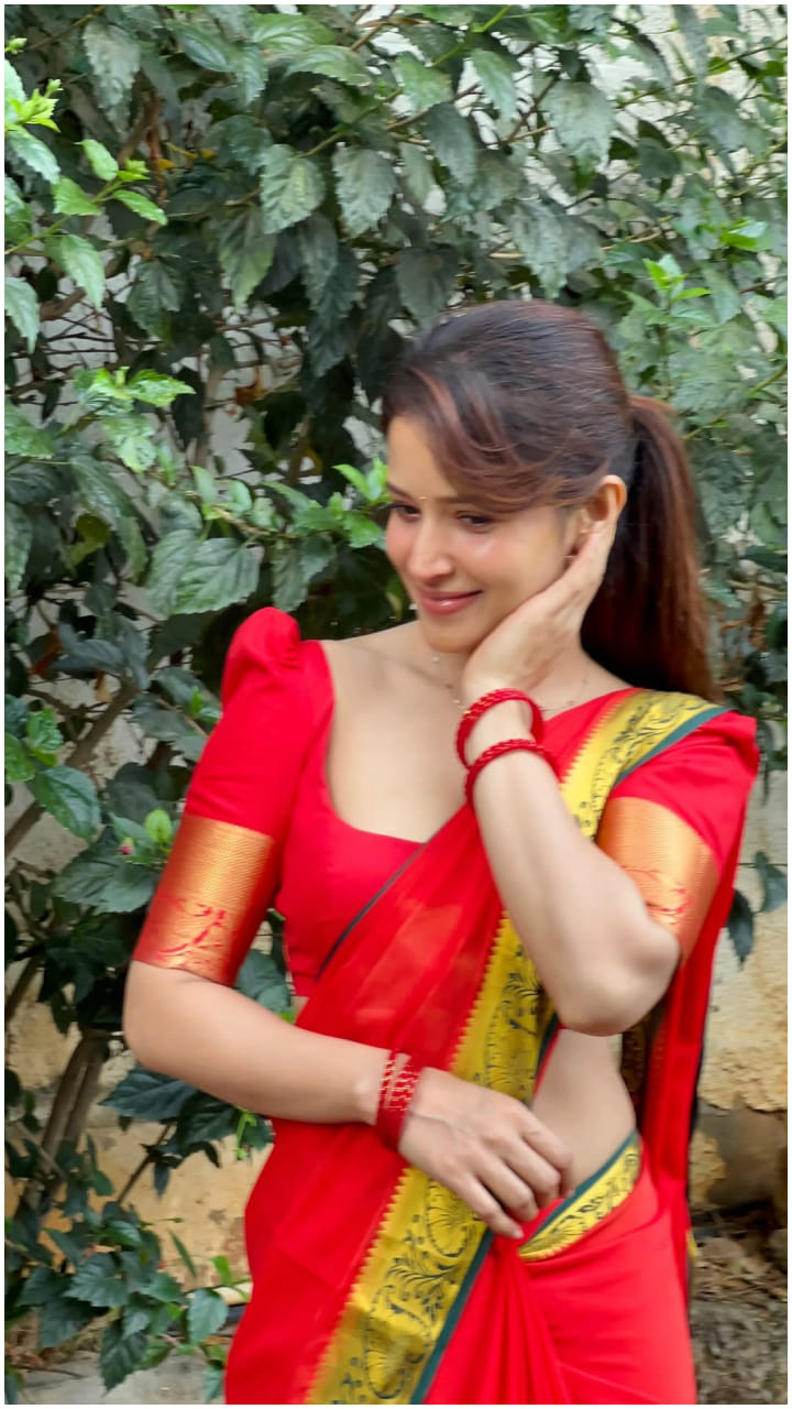 ಕೆಂಪು ಸೀರೆಯಲ್ಲಿ ಗೊಂಬೆಯಂತೆ ಕಾಣುವ ಬೃಂದಾ ಆಚಾರ್ಯ