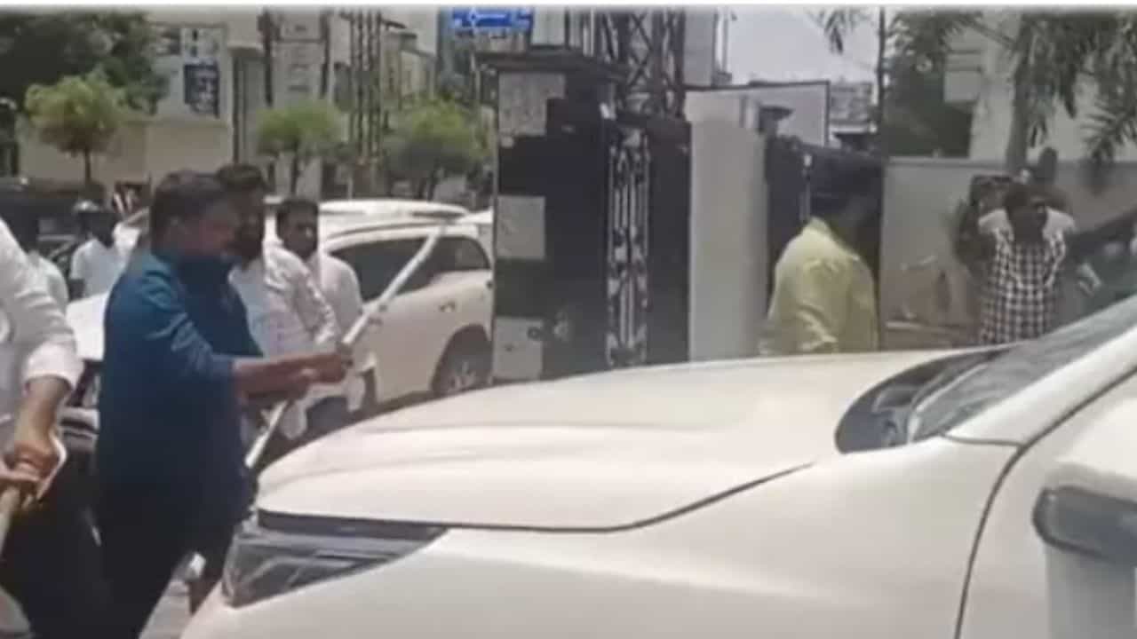 ಬಿಆರ್ಎಸ್ ಶಾಸಕನ ಕಚೇರಿ ಮೇಲೆ ಬಿಜೆಪಿಗರ ದಾಳಿ: ಪೀಠೋಪಕರಣ ಧ್ವಂಸ, ಕಾರಿನ ಗಾಜು ಪುಡಿಗೈದು ಅಟ್ಟಹಾಸ ಬಿಆರ್ಎಸ್ ಶಾಸಕನ ಕಚೇರಿ ಮೇಲೆ ಬಿಜೆಪಿಗರ ದಾಳಿ: ಪೀಠೋಪಕರಣ ಧ್ವಂಸ, ಕಾರಿನ ಗಾಜು ಪುಡಿಗೈದು ಅಟ್ಟಹಾಸ