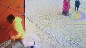 ತನ್ನಷ್ಟಕ್ಕೆ ಹೋಗುತ್ತಿದ್ದ ಗೂಳಿಗೆ ಹೊಡೆಯಲು ಹೋದವನ ಗತಿ ನೋಡಿ