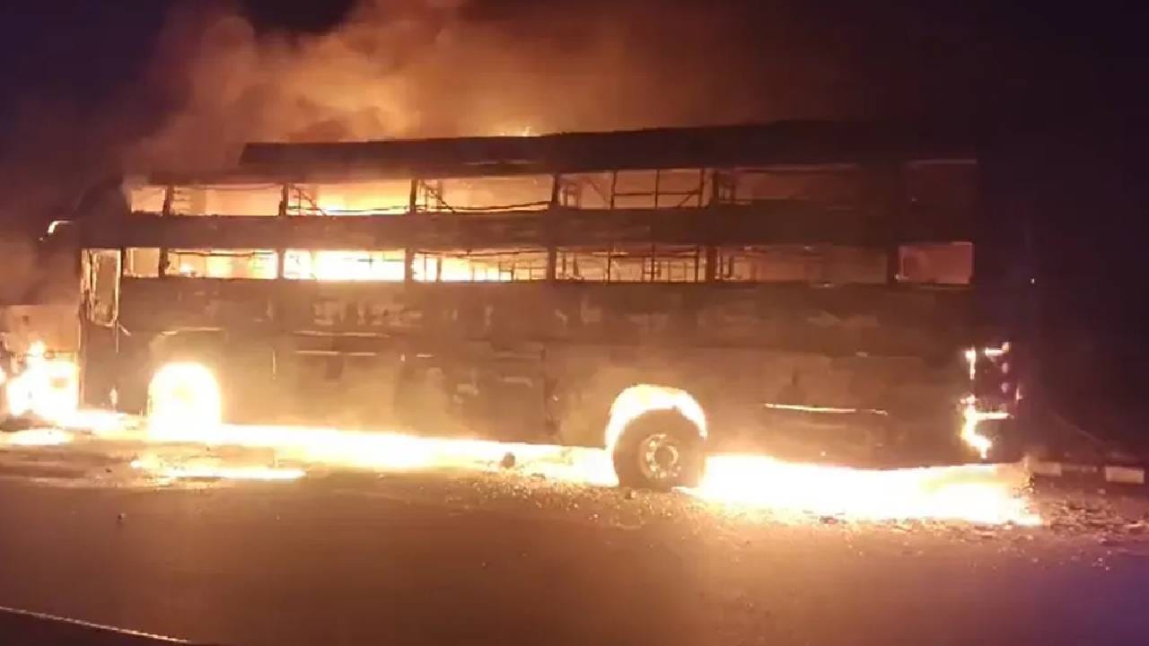 Video: ಆಗ್ರಾ-ಲಕ್ನೋ ಎಕ್ಸ್ಪ್ರೆಸ್ ವೇಯಲ್ಲಿ ಬಸ್-ಟ್ಯಾಂಕರ್ ನಡುವೆ ಡಿಕ್ಕಿ, ಇಬ್ಬರು ಸಜೀವದಹನ, 15ಕ್ಕೂ ಅಧಿಕ ಮಂದಿಗೆ ಗಾಯ Video: ಆಗ್ರಾ-ಲಕ್ನೋ ಎಕ್ಸ್ಪ್ರೆಸ್ ವೇಯಲ್ಲಿ ಬಸ್-ಟ್ಯಾಂಕರ್ ನಡುವೆ ಡಿಕ್ಕಿ, ಇಬ್ಬರು ಸಜೀವದಹನ, 15ಕ್ಕೂ ಅಧಿಕ ಮಂದಿಗೆ ಗಾಯ