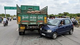 ಲಾರಿಗೆ ಕಾರು ಡಿಕ್ಕಿ: ಜವರಾಯನ ಅಟ್ಟಹಾಸಕ್ಕೆ ದಾರಿಯಲ್ಲೇ ಪ್ರಾಣಬಿಟ್ಟ ನಾಲ್ವ