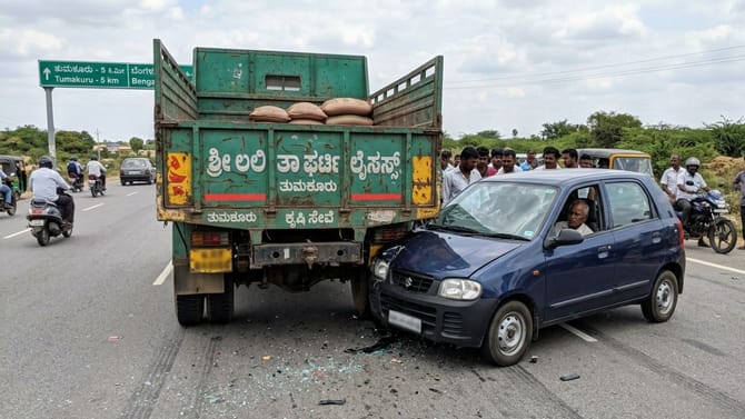 ಲಾರಿಗೆ ಕಾರು ಡಿಕ್ಕಿ: ಜವರಾಯನ ಅಟ್ಟಹಾಸಕ್ಕೆ ನಾಲ್ವರ ದಾರುಣ ಸಾವು