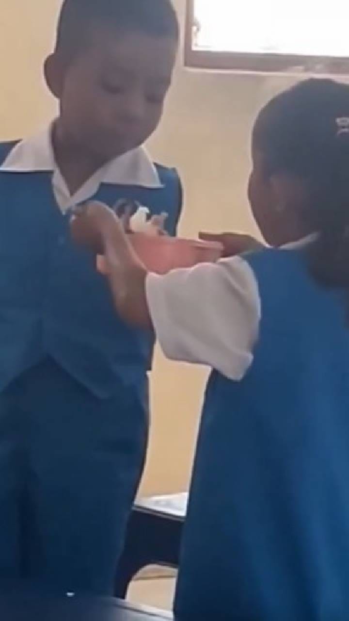 ಕೈಯಿಲ್ಲದ ಸಹಪಾಠಿಗೆ ಊಟ ಮಾಡಿಸಿದ ಬಾಲಕಿ