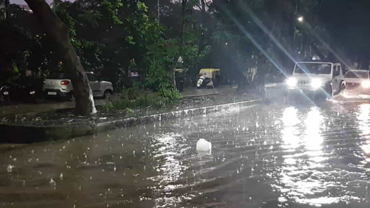 Bangaluru Rain: ಬೆಂಗಳೂರಲ್ಲಿ ವರುಣಾರ್ಭಟ: ರಸ್ತೆಗಳು ಜಲಾವೃತ, ಸಂಚಾರ ವ್ಯತ್ಯಯ Bangaluru Rain: ಬೆಂಗಳೂರಲ್ಲಿ ವರುಣಾರ್ಭಟ: ರಸ್ತೆಗಳು ಜಲಾವೃತ, ಸಂಚಾರ ವ್ಯತ್ಯಯ