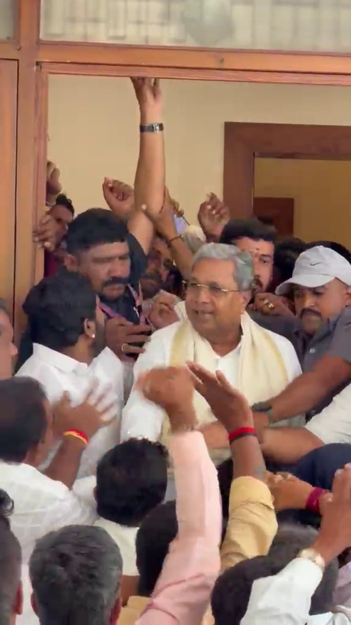 ಸುತ್ತುವರಿದ ಅಭಿಮಾನಿಗಳು: ಭಾವುಕರಾದ ಸಿದ್ದರಾಮಯ್ಯ