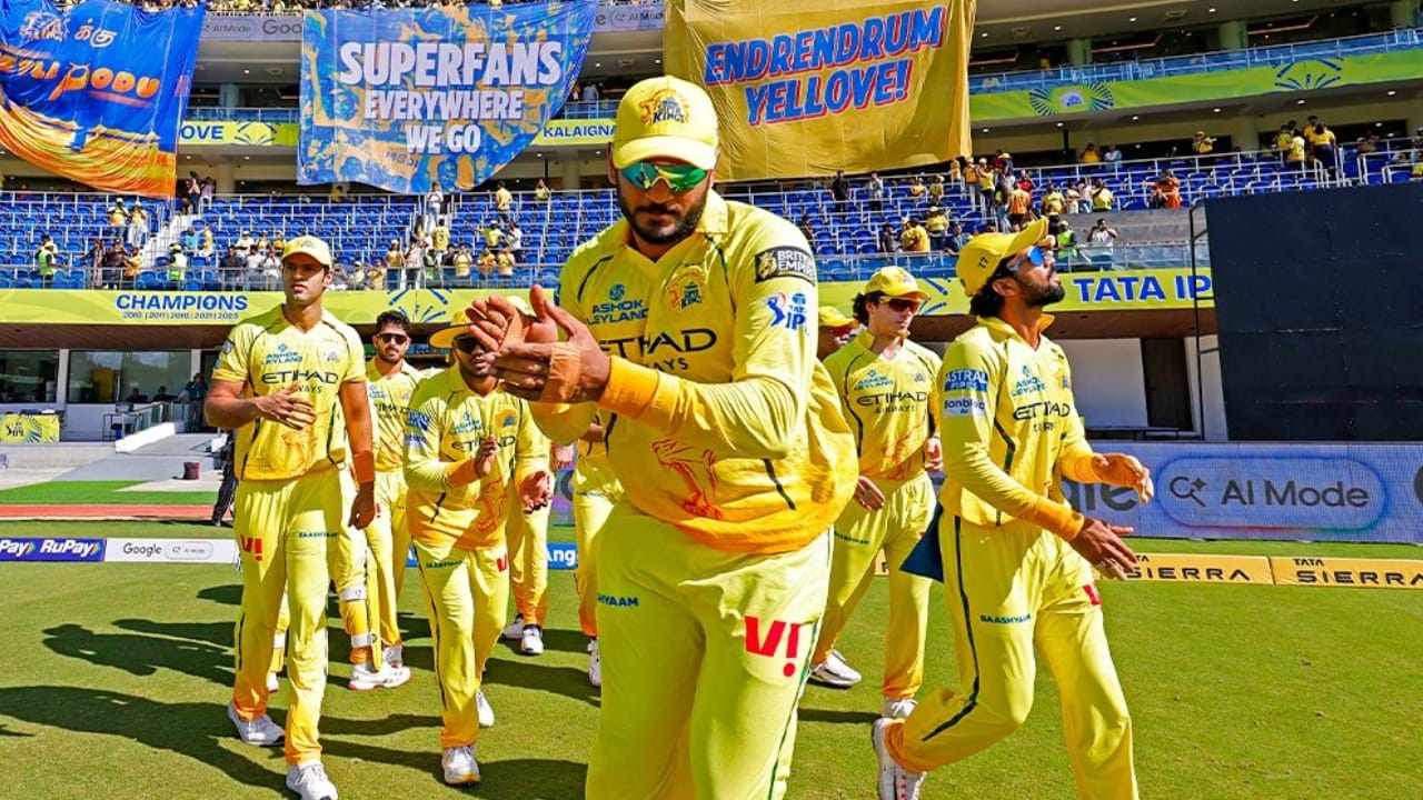 ಈ ಪಟ್ಟಿಯಲ್ಲಿ ಮೊದಲ ಸ್ಥಾನದಲ್ಲಿರುವ ಚೆನ್ನೈ ಸೂಪರ್ ಕಿಂಗ್ಸ್ ತಂಡವು ಐಪಿಎಲ್‌ನಲ್ಲಿ ಕೊನೆಯ ಎಸೆತದಲ್ಲಿ ಒಂಬತ್ತು ಪಂದ್ಯಗಳನ್ನು ಗೆದ್ದುಕೊಂಡಿದೆ. ಚೆನ್ನೈ ತಂಡವು 2008 ರಲ್ಲಿ ಕೊನೆಯ ಎಸೆತದಲ್ಲಿ ಮೊದಲ ಗೆಲುವು ಸಾಧಿಸಿತು. ನಂತರ, 2012 ರಲ್ಲಿ ಮೂರು ಗೆಲುವು, 2019, 2020, 2021, 2022 ಮತ್ತು 2023 ರಲ್ಲಿಯೂ ಒಂದೊಂದು ಪಂದ್ಯಗಳನ್ನು ಗೆದ್ದುಕೊಂಡಿದೆ (PC- IPL X). 