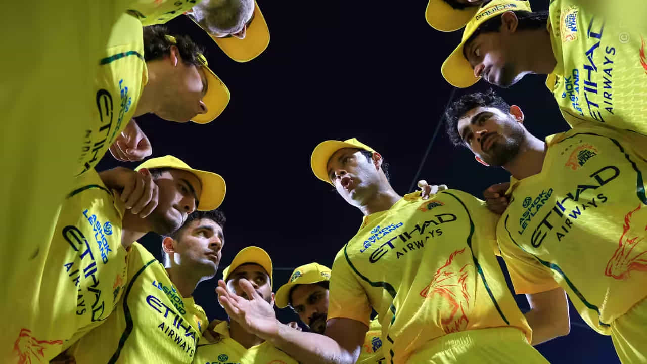 IPL 2026: ಲಕ್ನೋ ಸೂಪರ್ ಜೈಂಟ್ಸ್ ವಿರುದ್ಧದ 7 ವಿಕೆಟ್ಗಳ ಆಘಾತಕಾರಿ ಸೋಲಿನ ನಂತರ, ರುತುರಾಜ್ ಗಾಯಕ್ವಾಡ್ ನೇತೃತ್ವದ ಚೆನ್ನೈ ಸೂಪರ್ ಕಿಂಗ್ಸ್ (CSK) ತಂಡದ ಪ್ಲೇಆಫ್ ಹಾದಿ ಈಗ ಕಠಿಣವಾಗಿದೆ. ಪ್ರಸ್ತುತ CSK ತಂಡ 12 ಪಂದ್ಯಗಳಲ್ಲಿ 6 ಗೆಲುವು ಮತ್ತು 6 ಸೋಲುಗಳೊಂದಿಗೆ ಒಟ್ಟು 12 ಅಂಕಗಳನ್ನು ಪಡೆದು, +0.027 ರನ್ ರೇಟ್ನೊಂದಿಗೆ ಅಂಕಪಟ್ಟಿಯಲ್ಲಿ 6ನೇ ಸ್ಥಾನದಲ್ಲಿದೆ. (PC: IPL)