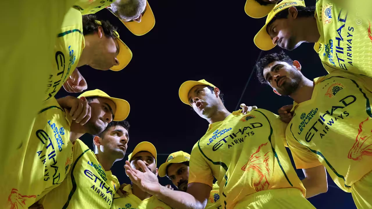ಚೆನ್ನೈ ಸೂಪರ್ ಕಿಂಗ್ಸ್​​: ರುತುರಾಜ್ ಗಾಯಕ್ವಾಡ್ ಸಾರಥ್ಯದಲ್ಲಿ ಕಣಕ್ಕಿಳಿಯುತ್ತಿರುವ ಚೆನ್ನೈ ಸೂಪರ್ ಕಿಂಗ್ಸ್ ತಂಡವು ಈವರೆಗೆ 10 ಪಂದ್ಯಗಳನ್ನಾಡಿದೆ. ಈ ವೇಳೆ 5 ಮ್ಯಾಚ್​ಗಳಲ್ಲಿ ಗೆಲುವು ದಾಖಲಿಸಿದೆ. ಇನ್ನುಳಿದ 4 ಪಂದ್ಯಗಳಲ್ಲಿ ಮೂರು ಜಯ ಸಾಧಿಸಿದರೆ ಸಿಎಸ್​ಕೆ ತಂಡ ಕೂಡ ಪ್ಲೇಆಫ್​ಗೆ ಅರ್ಹತೆ ಪಡೆದುಕೊಳ್ಳಬಹುದು. (PC: BCCI)