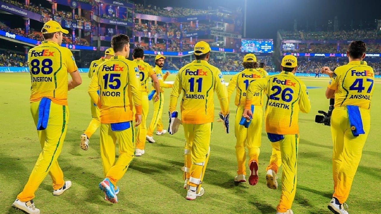 ಇಂಡಿಯನ್ ಪ್ರೀಮಿಯರ್ ಲೀಗ್ ಸೀಸನ್-19 ನಿರ್ಣಾಯಕ ಹಂತಕ್ಕೆ ಬಂದು ನಿಂತಿದೆ. ಈಗಾಗಲೇ ಮೂರು ಟೀಮ್ಗಳು ಪ್ಲೇಆಫ್ ಹಂತಕ್ಕೇರಿದರೆ, 2 ತಂಡಗಳು ಟೂರ್ನಿಯಿಂದ ಹೊರಬಿದ್ದಿದೆ. ಇನ್ನು ಒಂದು ಸ್ಥಾನಕ್ಕಾಗಿ 5 ತಂಡಗಳ ನಡುವೆ ಪೈಪೋಟಿ ಮುಂದುವರೆದಿದೆ. ಈ ಪೈಪೋಟಿ ನಡುವೆ ಚೆನ್ನೈ ಸೂಪರ್ ಕಿಂಗ್ಸ್ ಕೂಡ ಪ್ಲೇಆಫ್ ಹಂತಕ್ಕೇರಬಹುದು. ಇದಕ್ಕಾಗಿ ಈ ಒಂದು ಫಲಿತಾಂಶವನ್ನು ಎದುರು ನೋಡಬೇಕು. (PC: IPL)