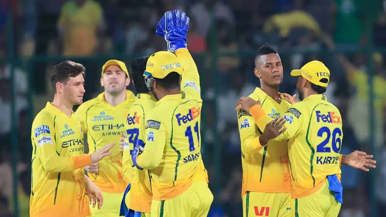 ಇಲ್ಲಿ ಚೆನ್ನೂ ಸೂಪರ್ ಕಿಂಗ್ಸ್ ತಂಡದ ಮುಂದಿನ ಎದುರಾಳಿಗಳು ಸನ್‌ರೈಸರ್ಸ್ ಹೈದರಾಬಾದ್ (SRH) ಮತ್ತು ಗುಜರಾತ್ ಟೈಟಾನ್ಸ್ (GT). ಇವರನ್ನು ಸೋಲಿಸುವುದರಿಂದ ಆ ತಂಡಗಳ ಅಂಕಗಳಿಗೆ ಬ್ರೇಕ್ ಬೀಳಲಿದೆ. ಈ ಮೂಲಕ ಸಿಎಸ್​ಕೆ ಒಟ್ಟು 16 ಅಂಕಗಳೊಂದಿಗೆ ಪ್ಲೇಆಫ್ ರೇಸ್​ನಲ್ಲಿ ಉಳಿಯಬಹುದು. (PC: IPL)