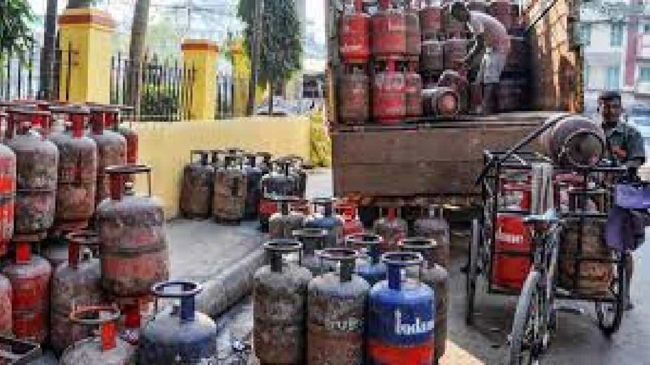 Commercial LPG Cylinder Price: ವಾಣಿಜ್ಯ ಬಳಕೆಯ ಎಲ್ಪಿಜಿ ಸಿಲಿಂಡರ್ ಬೆಲೆ ಬರೋಬ್ಬರಿ 993 ರೂ. ಏರಿಕೆ Commercial LPG Cylinder Price: ವಾಣಿಜ್ಯ ಬಳಕೆಯ ಎಲ್ಪಿಜಿ ಸಿಲಿಂಡರ್ ಬೆಲೆ ಬರೋಬ್ಬರಿ 993 ರೂ. ಏರಿಕೆ