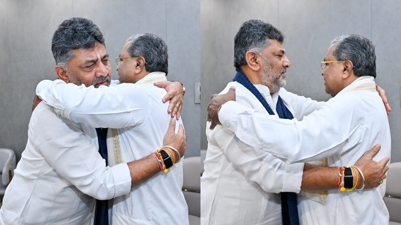 ಖಾಸಗಿ ಕೊಠಡಿಯಲ್ಲಿ ಉಭಯ ನಾಯಕರ ರಹಸ್ಯ ಚರ್ಚೆ: ಮುಖ್ಯಮಂತ್ರಿ ಸಿದ್ದರಾಮಯ್ಯ ಅವರ ಅಧಿಕೃತ ನಿವಾಸ ‘ಕಾವೇರಿ’ಯಲ್ಲಿ ಆಯೋಜಿಸಲಾಗಿದ್ದ ಈ ಉಪಾಹಾರ ಕೂಟಕ್ಕೆ ರಾಜ್ಯ ಸಚಿವ ಸಂಪುಟದ ಬಹುತೇಕ ಎಲ್ಲಾ ಸಚಿವರು ಹಾಗೂ ಸಿಎಂ ಆಪ್ತ ಶಾಸಕರು ಹಾಜರಾಗಿದ್ದಾರೆ. ಸಭೆಯಲ್ಲಿ ಸಚಿವರಾದ ಸತೀಶ್ ಜಾರಕಿಹೊಳಿ, ಎಂ.ಬಿ. ಪಾಟೀಲ್, ಈಶ್ವರ ಖಂಡ್ರೆ, ಸಂತೋಷ್ ಲಾಡ್, ಪ್ರಿಯಾಂಕ್ ಖರ್ಗೆ, ಎನ್.ಎಸ್. ಬೋಸರಾಜು, ಡಾ. ಶರಣಪ್ರಕಾಶ್ ಪಾಟೀಲ್, ಎಸ್.ಎಸ್. ಮಲ್ಲಿಕಾರ್ಜುನ್, ಕೆ.ಜೆ. ಜಾರ್ಜ್, ಭೈರತಿ ಸುರೇಶ್, ಡಾ. ಎಂ.ಸಿ. ಸುಧಾಕರ್, ಎನ್. ಚಲುವರಾಯಸ್ವಾಮಿ, ಮಧು ಬಂಗಾರಪ್ಪ, ಶಿವಾನಂದ ಪಾಟೀಲ್, ಕೆ.ಹೆಚ್. ಮುನಿಯಪ್ಪ, ರಾಮಲಿಂಗಾರೆಡ್ಡಿ, ಲಕ್ಷ್ಮೀ ಹೆಬ್ಬಾಳ್ಕರ್, ಹೆಚ್.ಕೆ. ಪಾಟೀಲ್, ಡಾ. ಹೆಚ್.ಸಿ. ಮಹದೇವಪ್ಪ, ಶಿವರಾಜ ತಂಗಡಗಿ, ದಿನೇಶ್ ಗುಂಡೂರಾವ್ ಸೇರಿದಂತೆ ಶಾಸಕರುಗಳಾದ ಎ.ಎಸ್. ಪೊನ್ನಣ್ಣ, ಬಸವರಾಜ ರಾಯರೆಡ್ಡಿ, ಅಶೋಕ್ ಪಟ್ಟಣ್ ಮತ್ತು ಪುಟ್ಟರಂಗಶೆಟ್ಟಿ ಉಪಸ್ಥಿತರಿದ್ದಾರೆ.