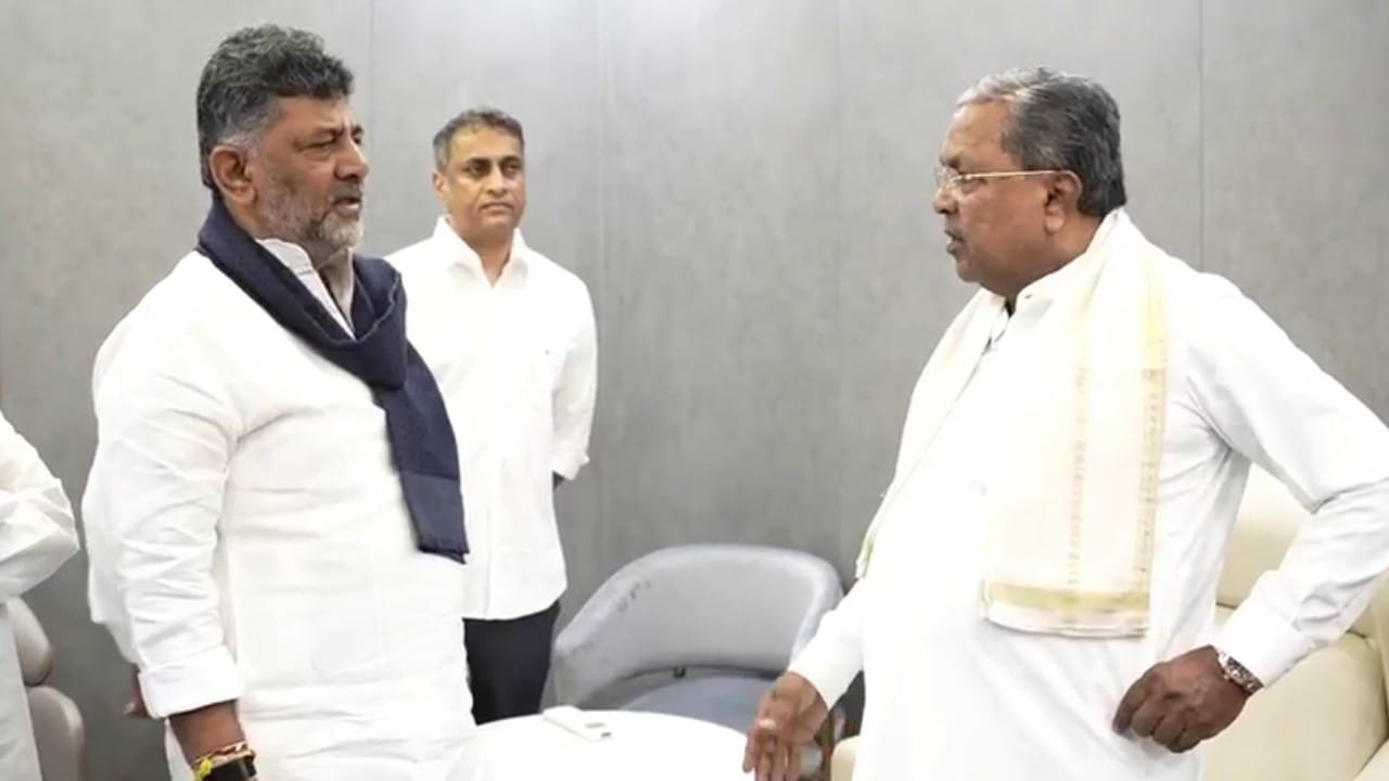 ಉಪಾಹಾರ ಕೂಟ ಆರಂಭವಾಗುವ ಮುನ್ನ ಸಿದ್ದರಾಮಯ್ಯ ಹಾಗೂ ಡಿ.ಕೆ. ಶಿವಕುಮಾರ್ ಅವರು ಉಳಿದೆಲ್ಲಾ ಸಚಿವರನ್ನು ಕಾನ್ಫರೆನ್ಸ್ ರೂಮ್‌ನಲ್ಲಿ ಕಾಯುವಂತೆ ಸೂಚಿಸಿ, ಮನೆಯೊಳಗಿನ ಪ್ರತ್ಯೇಕ ಕೊಠಡಿಯೊಂದರಲ್ಲಿ ಕೇವಲ ಇಬ್ಬರೇ ಸುದೀರ್ಘ ಮಾತುಕತೆ ನಡೆಸಿದರು. ಇಬ್ಬರು ನಾಯಕರು ಎಲ್ಲರನ್ನೂ ಹೊರಗೆ ಕಳುಹಿಸಿ ಸುಮಾರು ಅರ್ಧ ಗಂಟೆಗೂ ಹೆಚ್ಚು ಕಾಲ ನಡೆಸಿದ ಈ ಒನ್-ಟು-ಒನ್ ಚರ್ಚೆ ತೀವ್ರ ರಾಜಕೀಯ ಕುತೂಹಲ ಮೂಡಿಸಿದೆ.