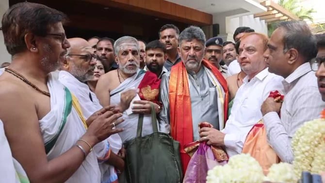 ಡಿ.ಕೆ. ಶಿವಕುಮಾರ್ ಜನ್ಮದಿನ: ವೇದಘೋಷದೊಂದಿಗೆ ಆಶೀರ್ವದಿಸಿದ ವಿದ್ವಾಂಸರು!