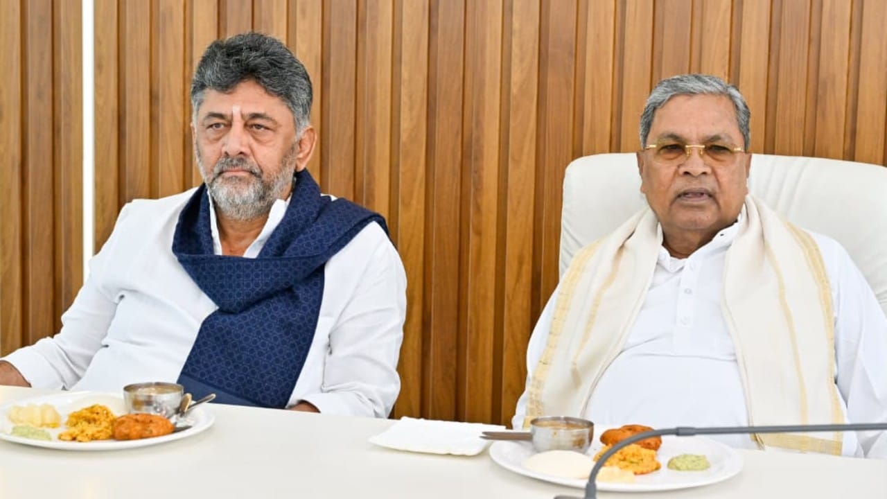 ‘ರಾಜೀನಾಮೆ ನೀಡುವ ತನಕ ಆಟ ಮುಗಿದಿಲ್ಲ’: ಡಿಕೆಶಿ ಖಡಕ್ ಸಂದೇಶ:
ಇನ್ನೊಂದೆಡೆ, ಸಿದ್ದರಾಮಯ್ಯ ಅವರು ಅಧಿಕೃತವಾಗಿ ರಾಜೀನಾಮೆ ಪತ್ರ ಸಲ್ಲಿಸುವವರೆಗೂ ರಾಜಕೀಯ ಆಟ ಮುಗಿದಿಲ್ಲ ಎಂಬುದನ್ನು ಅರಿತಿರುವ ಡಿ.ಕೆ. ಶಿವಕುಮಾರ್, ಬೆಂಬಲಿಗರು ಹಾಗೂ ಶಾಸಕರಿಗೆ ಕಟ್ಟುನಿಟ್ಟಿನ ಸೂಚನೆ ನೀಡಿದ್ದಾರೆ ಎನ್ನಲಾಗಿದೆ. ತಕ್ಷಣಕ್ಕೆ ಯಾವುದೇ ರೀತಿಯ ದುಡುಕಿನ ಹೇಳಿಕೆಗಳನ್ನು ಮಾಧ್ಯಮಗಳಿಗೆ ನೀಡದಂತೆ ಎಚ್ಚರಿಕೆ ನೀಡಿದ್ದಾರೆ.