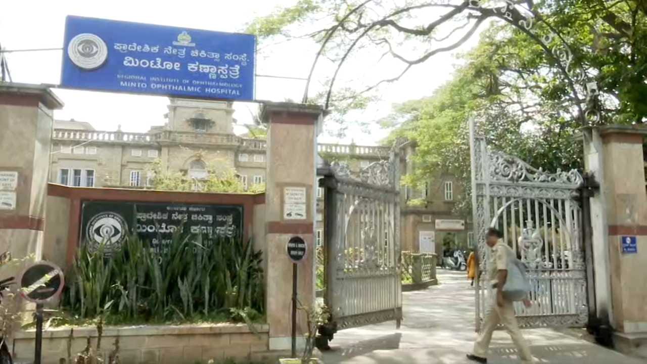 ಬೌರಿಂಗ್ ಆಸ್ಪತ್ರೆಯ ಗೋಡೆ ಕುಸಿದು ಸಂಭವಿಸಿದ ದುರಂತದ ಕಹಿ ನೆನಪು ಮಾಸುವ ಮುನ್ನವೇ ಬೆಂಗಳೂರಿನಲ್ಲಿ ಮತ್ತೊಂದು ಅಪಾಯಕಾರಿ ಸ್ಥಳ ಪತ್ತೆಯಾಗಿದೆ. ಇಷ್ಟೆಲ್ಲಾ ಸಾವು-ನೋವುಗಳು ಸಂಭವಿಸಿದರೂ ಬಿಬಿಎಂಪಿ (GBA) ಅಧಿಕಾರಿಗಳು ಮಾತ್ರ ಇಂದಿಗೂ ಅಮಾಯಕರ ಜೀವದ ಜೊತೆ ಚೆಲ್ಲಾಟ ಆಡುತ್ತಿರುವುದು ಸಾರ್ವಜನಿಕರ ಆಕ್ರೋಶಕ್ಕೆ ಕಾರಣವಾಗಿದೆ.
