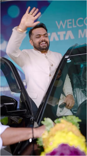 ಇಡೀ ಕುಟುಂಬದ ಜೊತೆ ಬಂದು ಸಫಾರಿ ಖರೀದಿಸಿದ ಧನರಾಜ್ ಆಚಾರ್