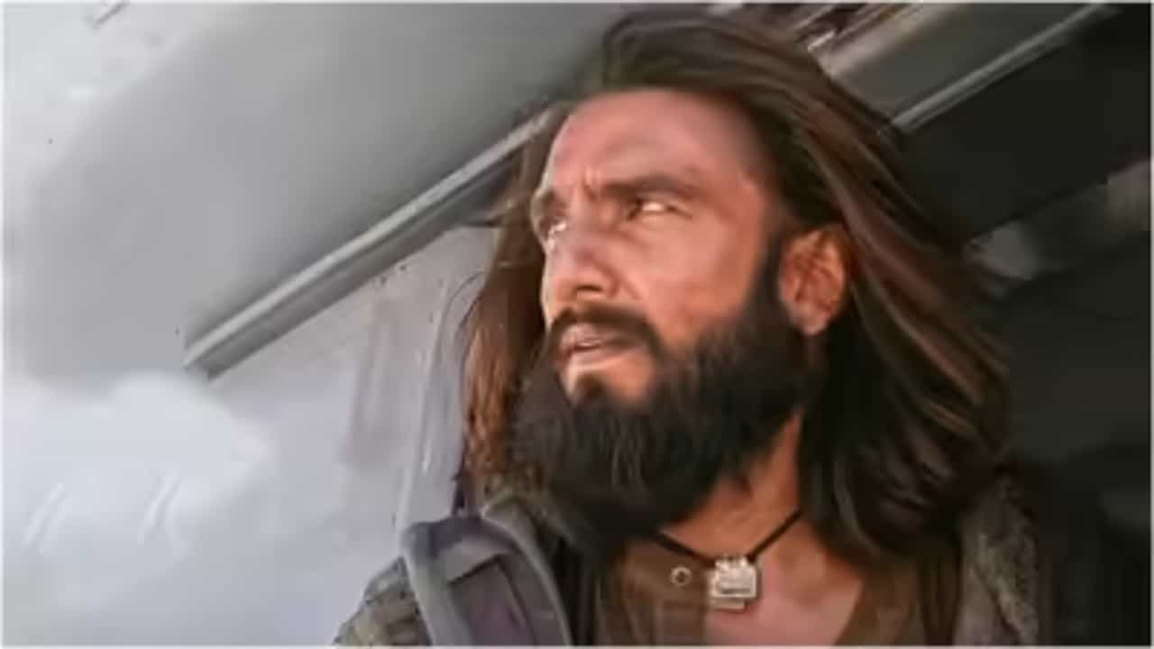 ರಣ್ವೀರ್ ಸಿಂಗ್ ನಟಿಸಿ ಆದಿತ್ಯ ಧರ್ ನಿರ್ದೇಶನ ಮಾಡಿರುವ 2025ರಲ್ಲಿ ಬಿಡುಗಡೆ ಆಗಿದ್ದ ‘ಧುರಂಧರ್’ ಸಿನಿಮಾ ಈ ವಾರ ಮತ್ತೊಮ್ಮೆ ಒಟಿಟಿಗೆ ಬಂದಿದೆ. ಕಳೆದ ವರ್ಷ ನೆಟ್ಫ್ಲಿಕ್ಸ್ನಲ್ಲಿ ಬಿಡುಗಡೆ ಆಗಿದ್ದ ಈ ಸಿನಿಮಾ ಈಗ ಜಿಯೋ ಹಾಟ್ಸ್ಟಾರ್ಗನಲ್ಲಿ ಬಿಡುಗಡೆ ಆಗಿದೆ. ಚಿತ್ರಮಂದಿರದಲ್ಲಿ ಇರದಿದ್ದ ಕೆಲ ಸೀನ್ಗಳು ಸಿನಿಮಾನಲ್ಲಿ ಇರಲಿವೆಯಂತೆ.