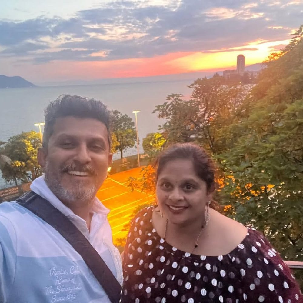 ಕನ್ನಡ ಚಿತ್ರರಂಗದ ಬಹುಮುಖ ಪ್ರತಿಭೆ ದಿಲೀಪ್ ರಾಜ್ ಅವರ ಅಕಾಲಿಕ ನಿಧನವು ಅವರ ಪತ್ನಿ ಶ್ರೀವಿದ್ಯಾ ಮತ್ತು ಅಭಿಮಾನಿಗಳನ್ನು ಶೋಕಸಾಗರದಲ್ಲಿ ಮುಳುಗಿಸಿದೆ. ಇವರಿಬ್ಬರದು ಕೇವಲ ದಾಂಪತ್ಯವಲ್ಲ, ಅದೊಂದು ಸುಂದರ ಸೃಜನಶೀಲ ಜರ್ನಿ. ಇಬ್ಬರೂ ಪ್ರೀತಿಸಿ ವಿವಾಹವಾಗಿದ್ದರು. ಕಾಲೇಜು ದಿನಗಳಿಂದಲೇ ಪರಿಚಿತರಾಗಿದ್ದ ಇವರು, ಪರಸ್ಪರರ ಕನಸುಗಳಿಗೆ ಬೆನ್ನೆಲುಬಾಗಿ ನಿಂತವರು. ದಿಲೀಪ್ ರಾಜ್ ನಟನೆಯಲ್ಲಿ ತೊಡಗಿಸಿಕೊಂಡರೆ, ಶ್ರೀವಿದ್ಯಾ ಅವರು ಅವರಿಗೆ ಪ್ರತಿಯೊಂದು ಹಂತದಲ್ಲೂ ಶಕ್ತಿಯಾಗಿ ನಿಂತರು.