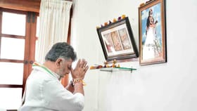ಸಿಎಲ್​​​ಪಿ ಸಭೆಗೂ ಮುನ್ನವೇ ಅಜ್ಜಯ್ಯನಿಗೆ ವಿಶೇಷ ಪೂಜೆ ಸಲ್ಲಿಸಿದ ಡಿಕೆಶಿ
