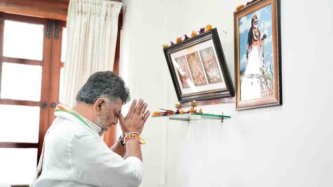ಸಿಎಲ್​​​ಪಿ ಸಭೆಗೂ ಮುನ್ನವೇ ಅಜ್ಜಯ್ಯನಿಗೆ ವಿಶೇಷ ಪೂಜೆ ಸಲ್ಲಿಸಿದ ಡಿಕೆಶಿ