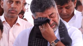 ಸಚಿವ ಡಿ.ಸುಧಾಕರ್ ಅಂತಿಮ ದರ್ಶನದ ವೇಳೆ ಬಿಕ್ಕಿ ಬಿಕ್ಕಿ ಅತ್ತ ಡಿಕೆಶಿ